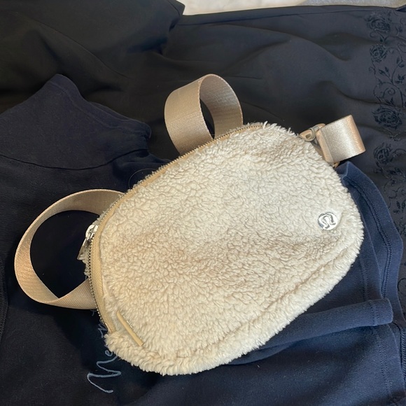 lululemon athletica Handbags - Lululemon fleece belt bag